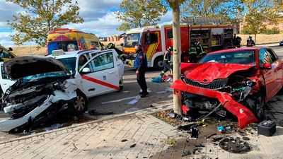 Dos heridos por la colisión frontal de sus vehículos en Cuatro Vientos