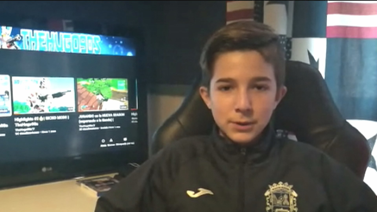 Hugo, un niño de Fuenlabrada con problemas auditivos, pide "mascarillas transparentes"