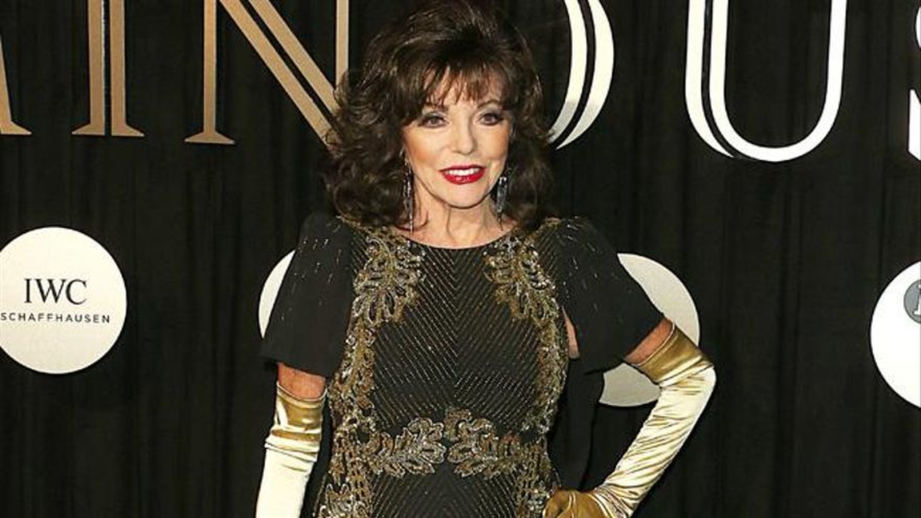 Así nos recibe la actriz británica Joan Collins