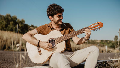 El ex concursante de OT Rafa Romera homenajea a los músicos callejeros en su último trabajo