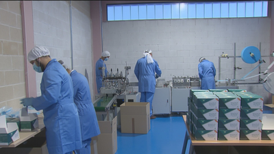 La fábrica 'Mascarillas Alcalá', primera de Madrid que prepara 100.000 mascarillas al día