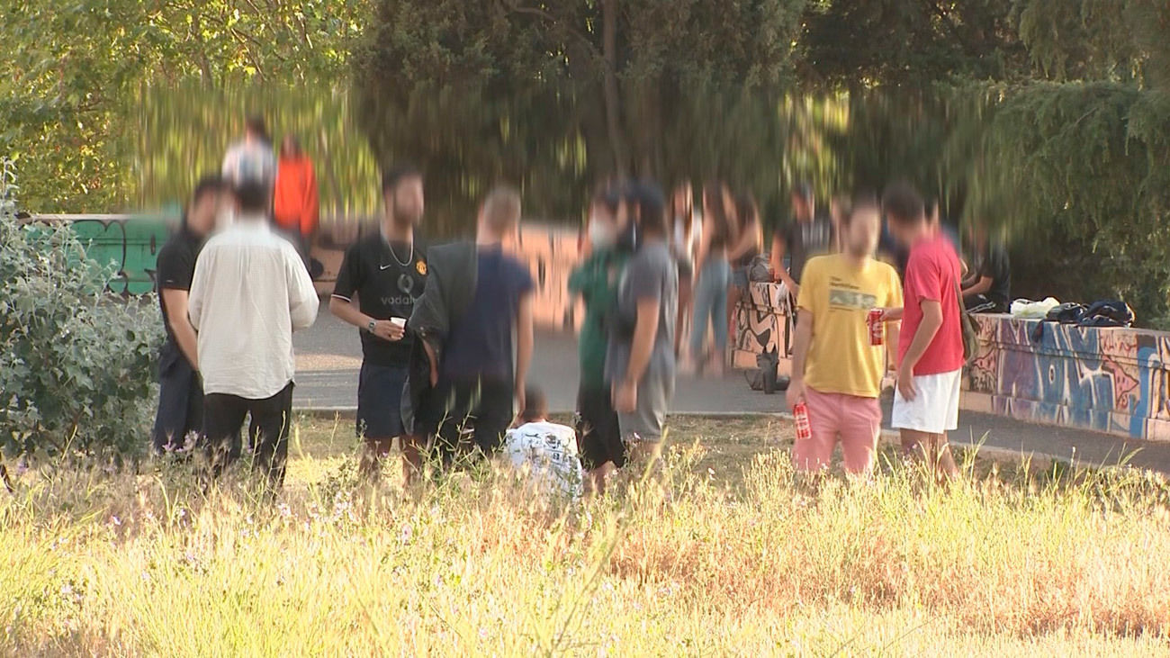 Un grupo de jóvenes hace botellón en Madrid sin guardar distancia social y sin mascarilla