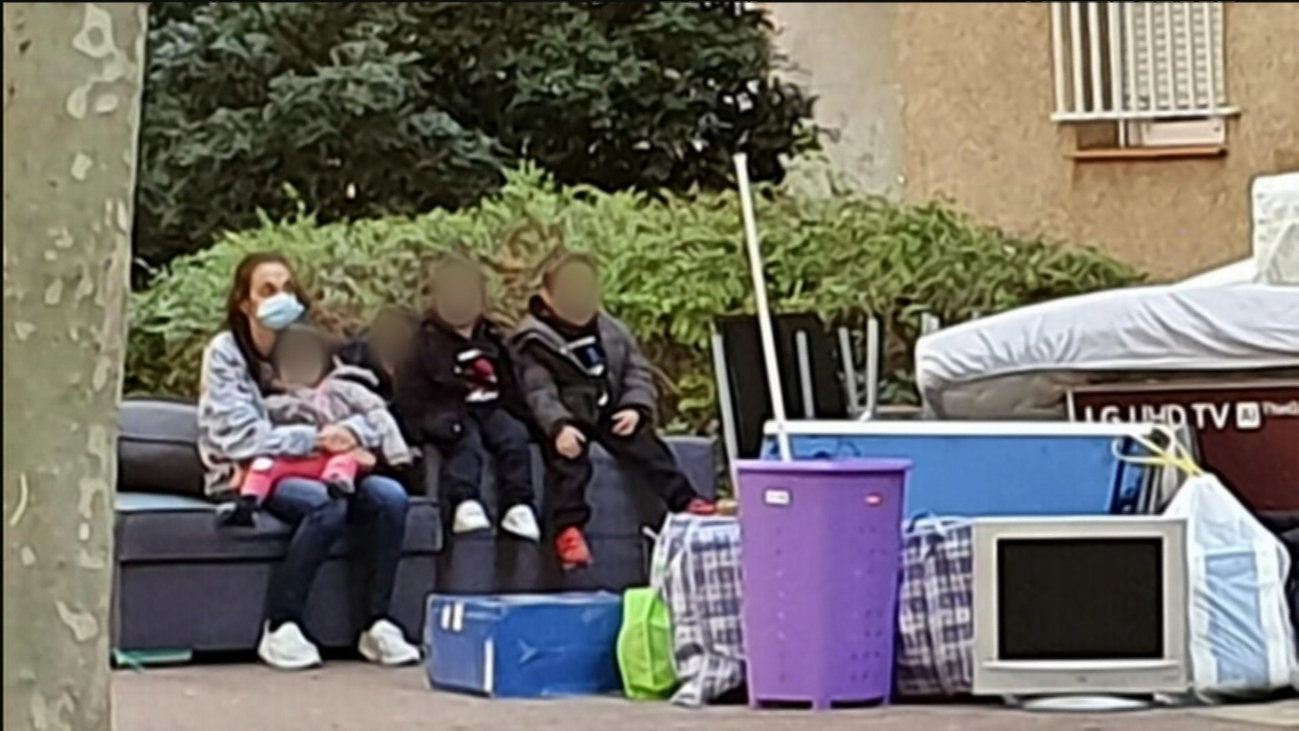 Sentada en su sofá con cuatro niños y en la calle, así se ha quedado una mujer y su familia tras su desahucio en Carabanchel
