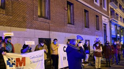 Cortan el Paseo del Prado para reclamar un nuevo centro de salud en el Centro de Madrid