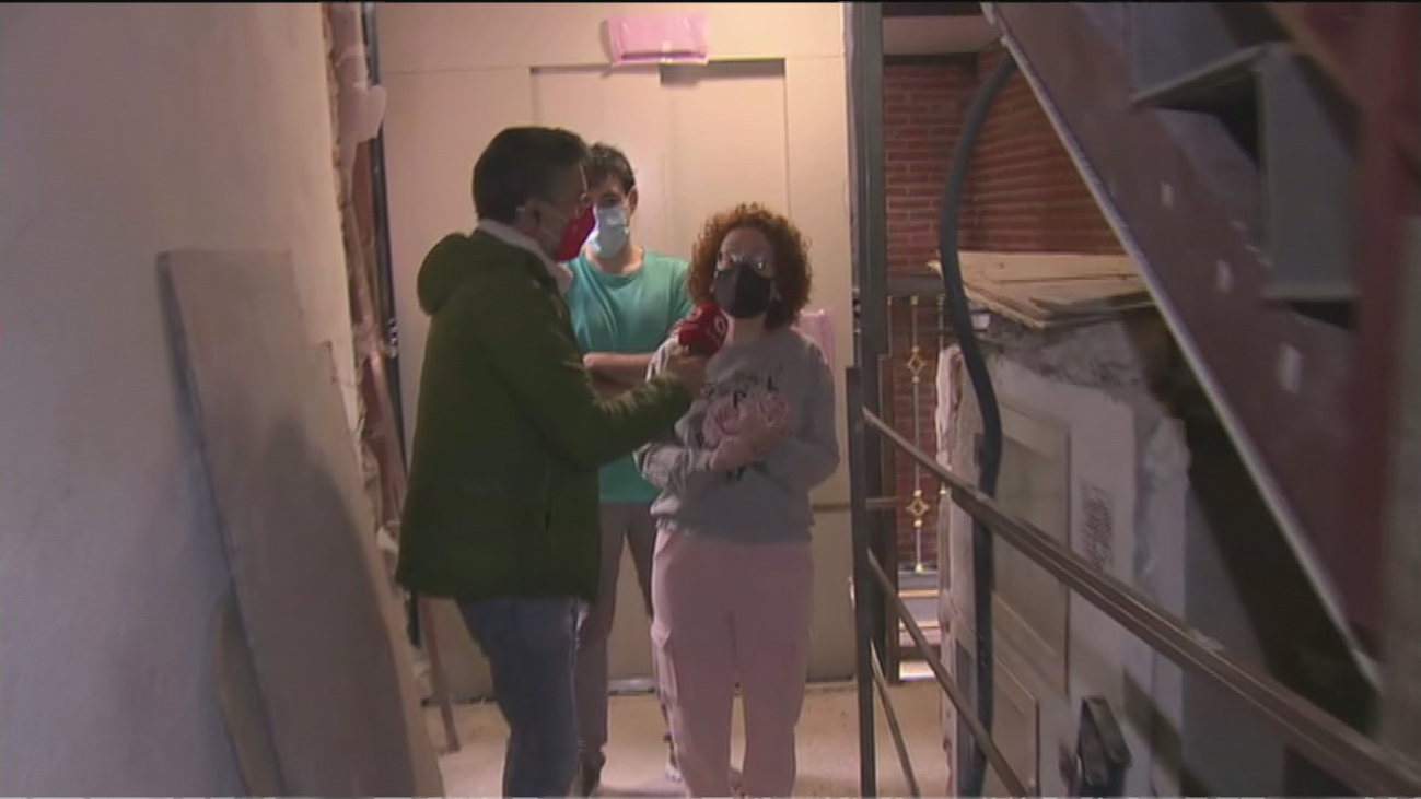 Dos años esperando y pagando un ascensor que sigue en obras y  con el portal lleno de ladrillos