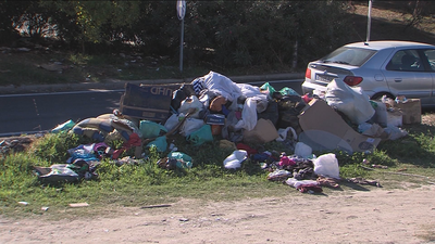 Montones de basura frente a las viviendas de los vecinos de Villaverde