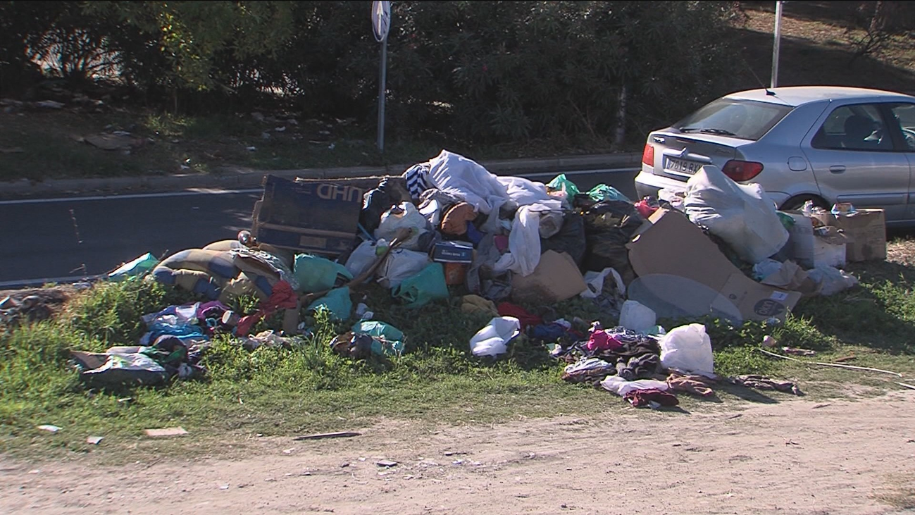 Montones de basura frente a las viviendas de los vecinos de Villaverde