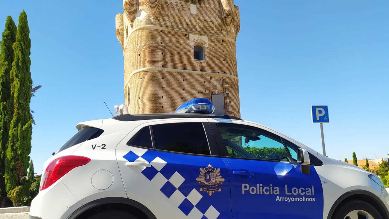 Coche de la Policía Local frente a la torre de Arroyomolinos