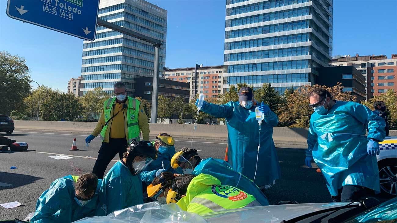 Sanitarios asistiendo a la víctima