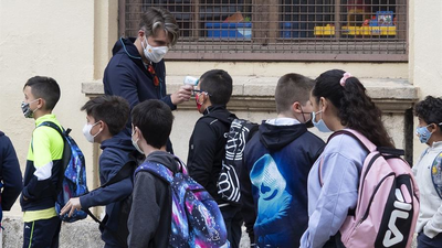 Reparto de mascarillas en los centros educativos de San Lorenzo de El Escorial