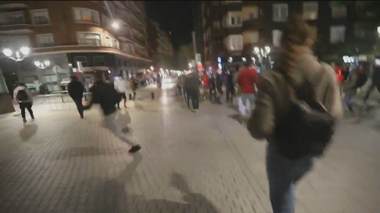 La batalla campal en Bilbao contra el confinamiento acaba con 6 detenidos, coches quemados y ataques a la Ertzaintza