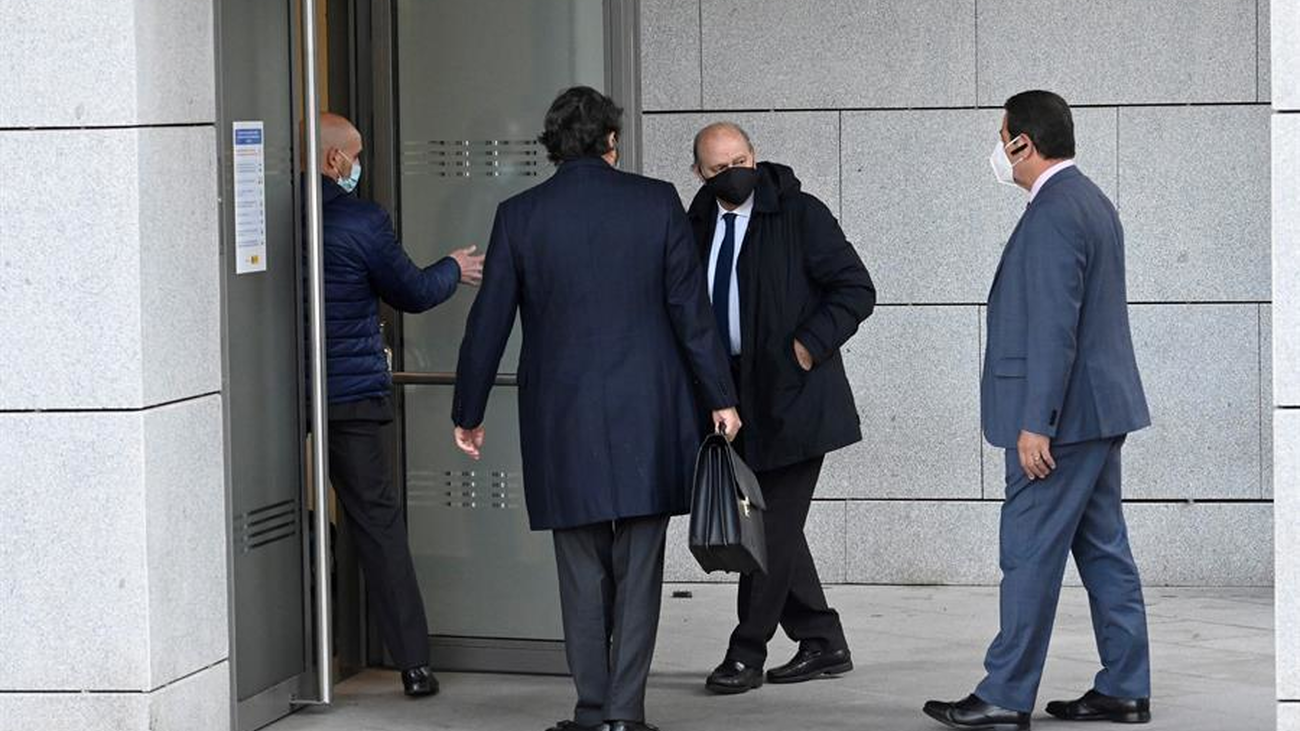 Fernández Díaz entrega voluntariamente su móvil para  comprobar que no envió ningún mensaje sobre 'Kitchen'