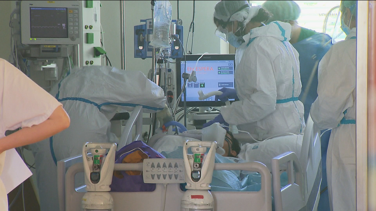 El Covid sigue creciendo en España, con 25.595 nuevos casos y 239 muertes más