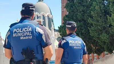 Drones y 300 policías municipales para  vigilar la afluencia de los madrileños a  los cementerios