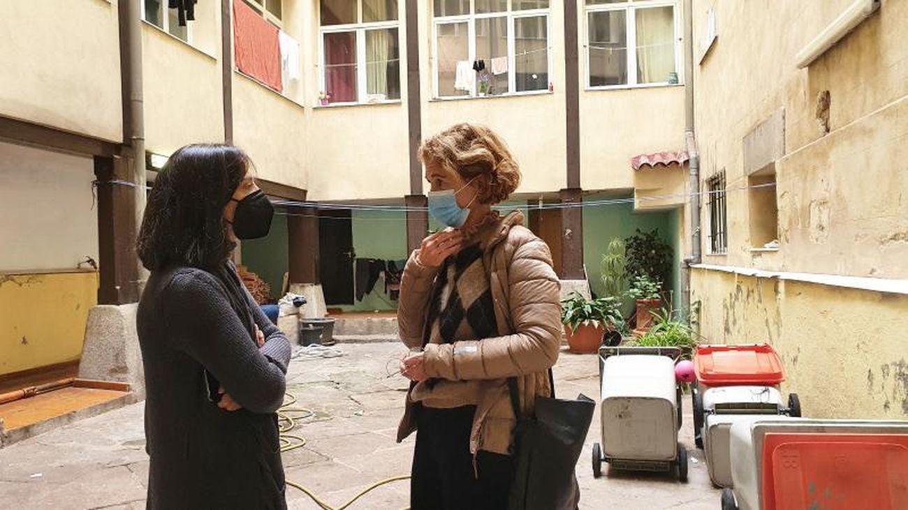 El PSOE pide soluciones para que las 200 personas que viven en "circunstancias extremas" en la Casona de Doña Carlota