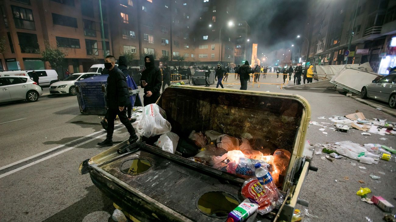 Graves disturbios en Burgos con más de cien contenedores quemados