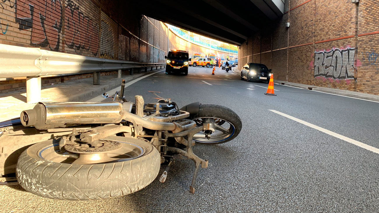 Muere un motorista en la avenida de la Ilustración