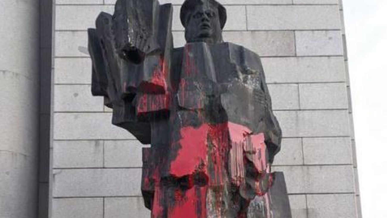 Lanzan pintura roja a las estatuas de Indalecio Prieto y Largo Caballero