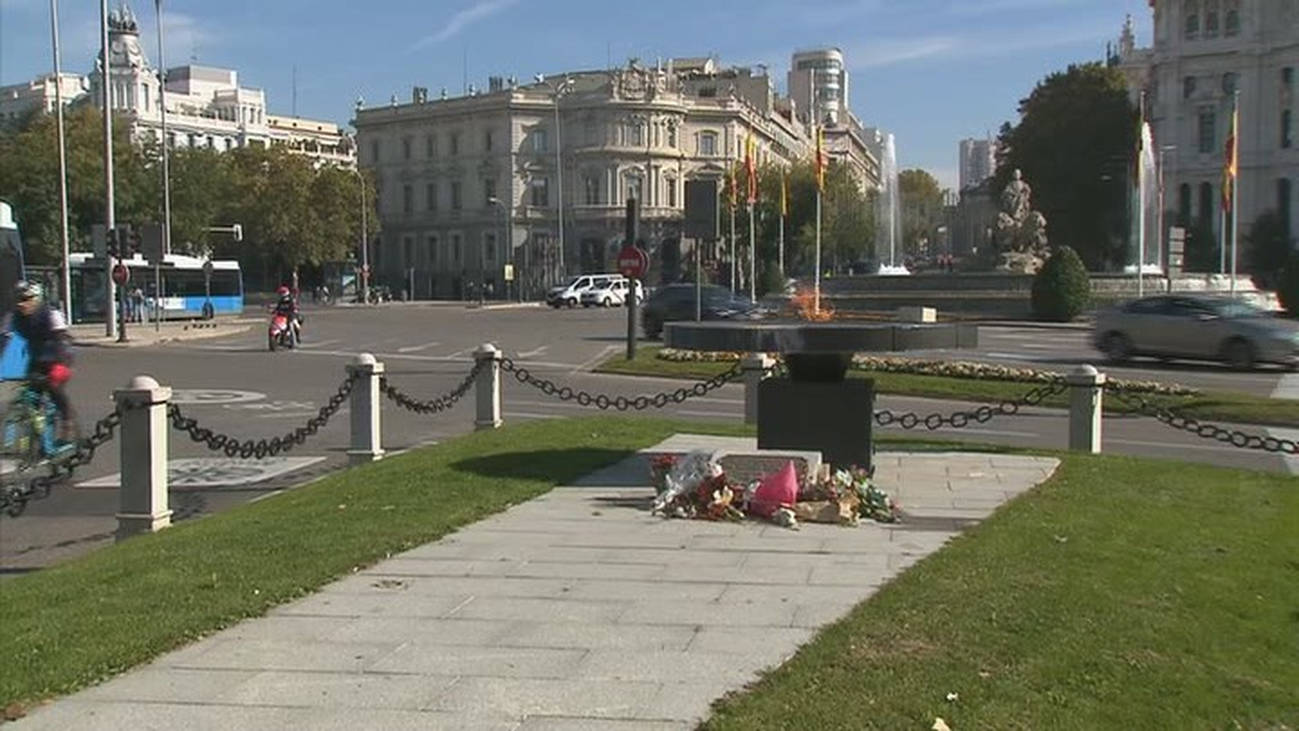 Los madrileños recuerdan a las víctimas de la covid acercándose al pebetero de Cibeles