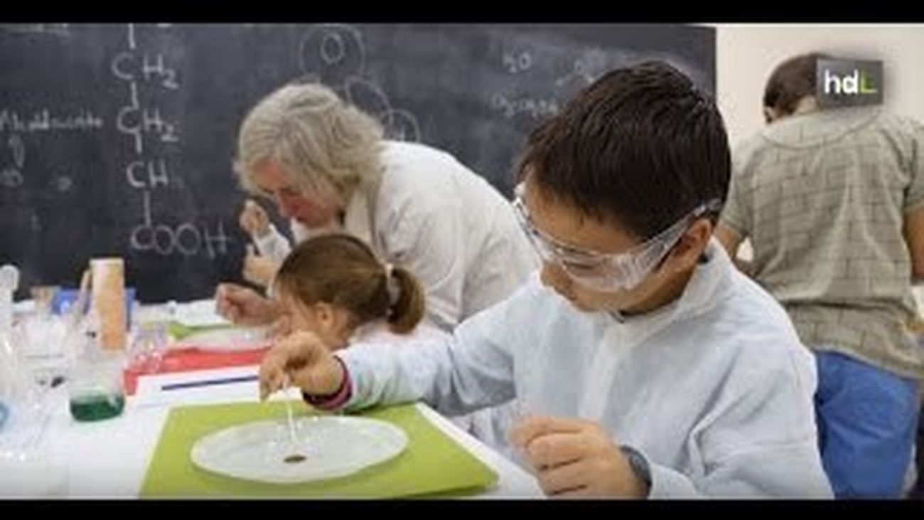Varios niños aprenden a realizar experimentos