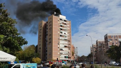 Un incendio sin heridos en un edificio de 13 plantas en La Elipa