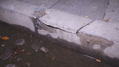 Los vecinos de Cruz del Carnero  en 'pie de guerra' contra las aceras deterioradas