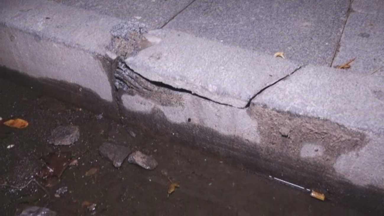 Los vecinos de Cruz del Carnero  en 'pie de guerra' contra las aceras deterioradas