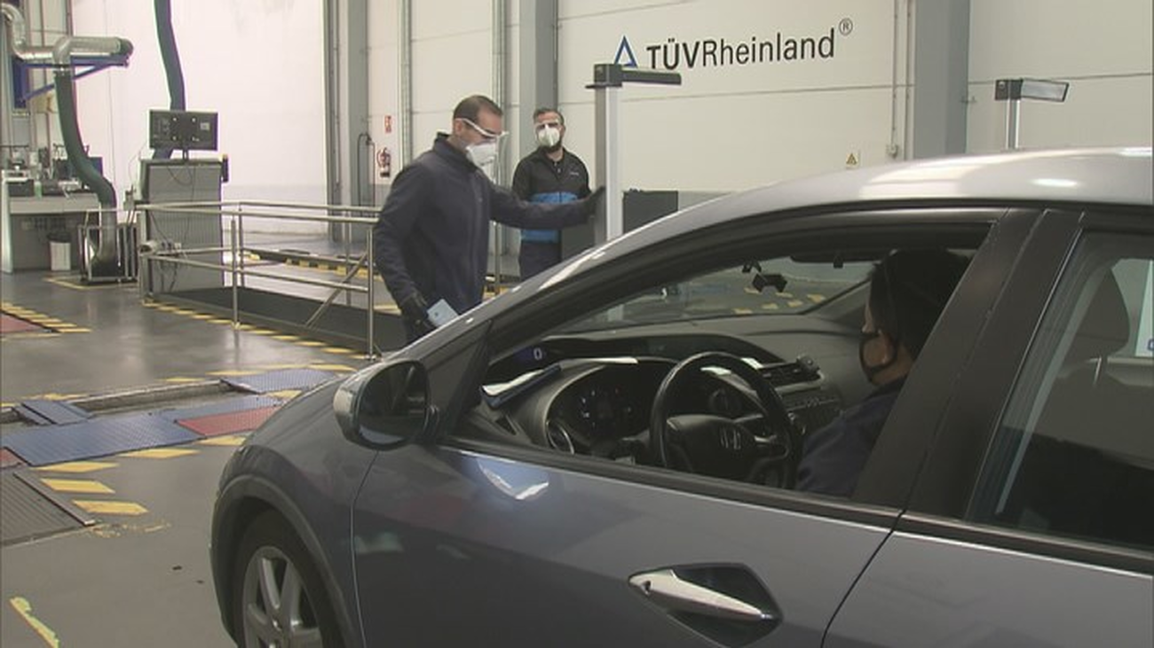 Revisión de un vehículo en una estación de ITV de Madrid