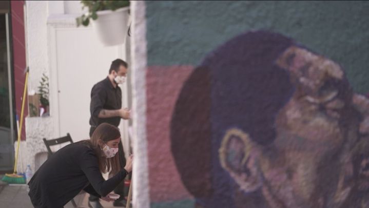 Artistas pintando en el mercado / TELEMADRID