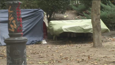 Denuncian trifulcas, suciedad e inseguridad en Las Salesas donde ha acampado un grupo de indigentes