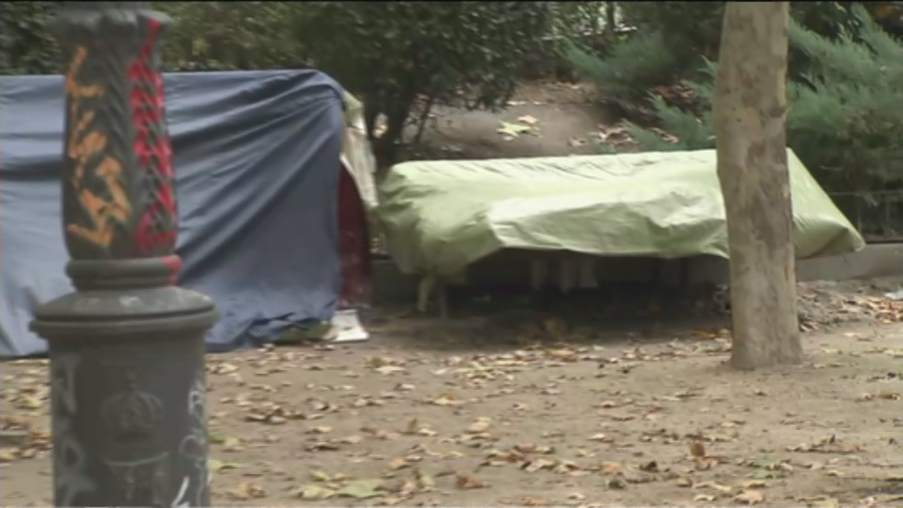 Denuncian trifulcas, suciedad e inseguridad en Las Salesas donde ha acampado un grupo de indigentes