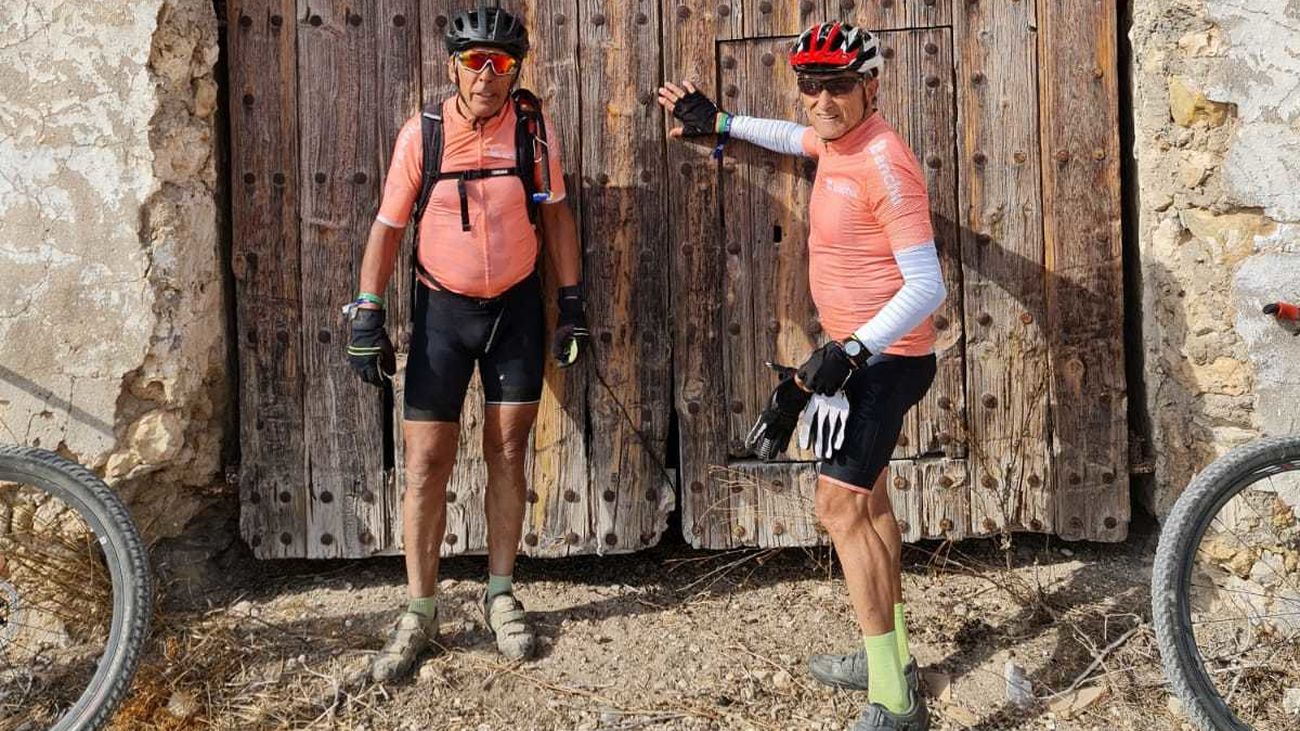 Los hermanos Redruello corren la Titan Desert con más de 70 años