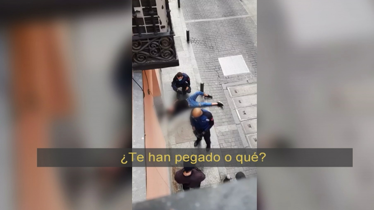 Un hombre aparece ensangrentado y con un cuchillo en pleno centro de Madrid