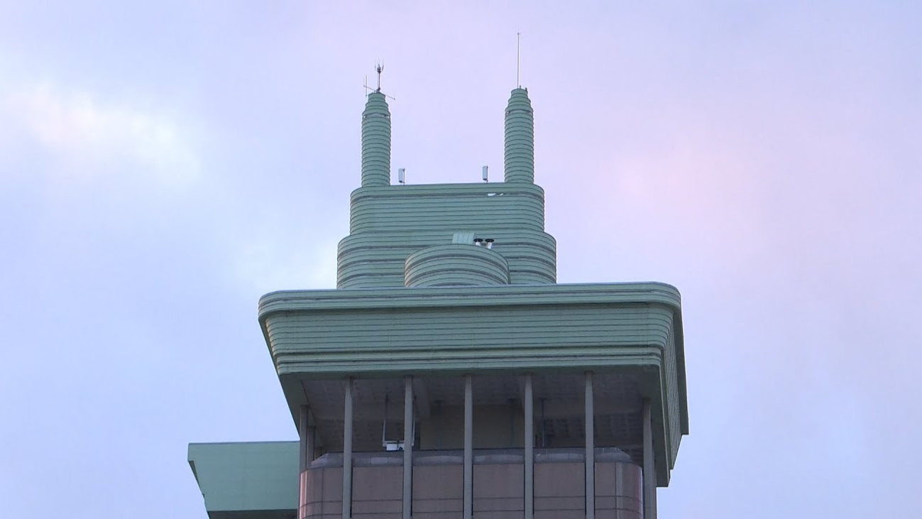 Comienzan las obras de las Torres Colón con el desmontaje del icónico 'enchufe'