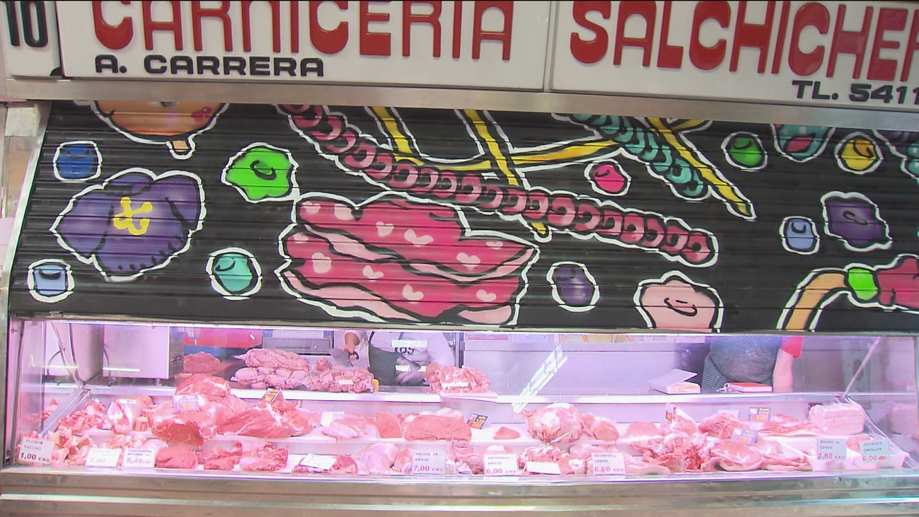 El arte urbano Pinta Malasaña llena de color los cierres y muros del mercado de los Mostenses