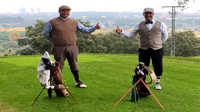 Dos jugadores madrileños juegan al golf como se hacía antes de 1935