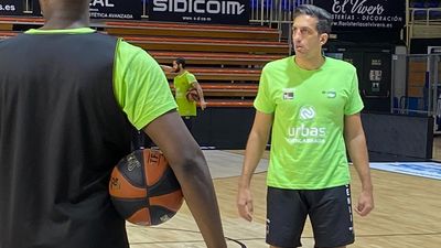 Salva Guardia se quita la corbata para ayudar en la cancha al Fuenlabrada