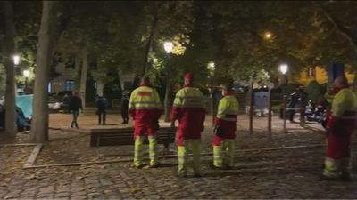 La Policía desaloja a los indigentes de la Plaza de las Salesas tras la denuncia de los vecinos en Telemadrid
