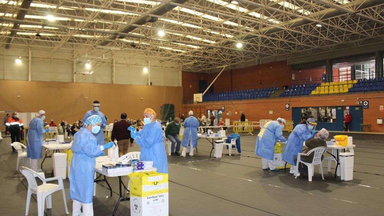 Realización de las pruebas de antígenos en el polideportivo de Morata de Tajuña