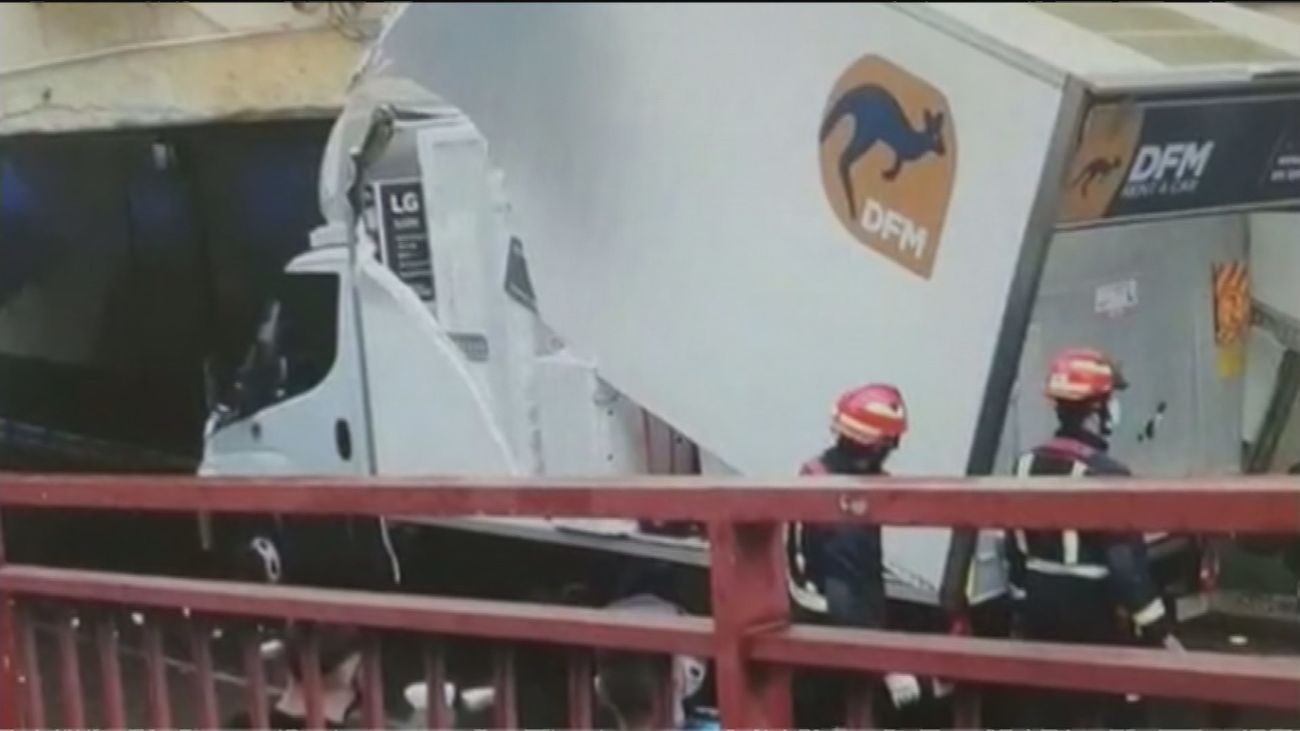 La escasa altura de un puente de Leganés hace que los camiones se queden atrapados