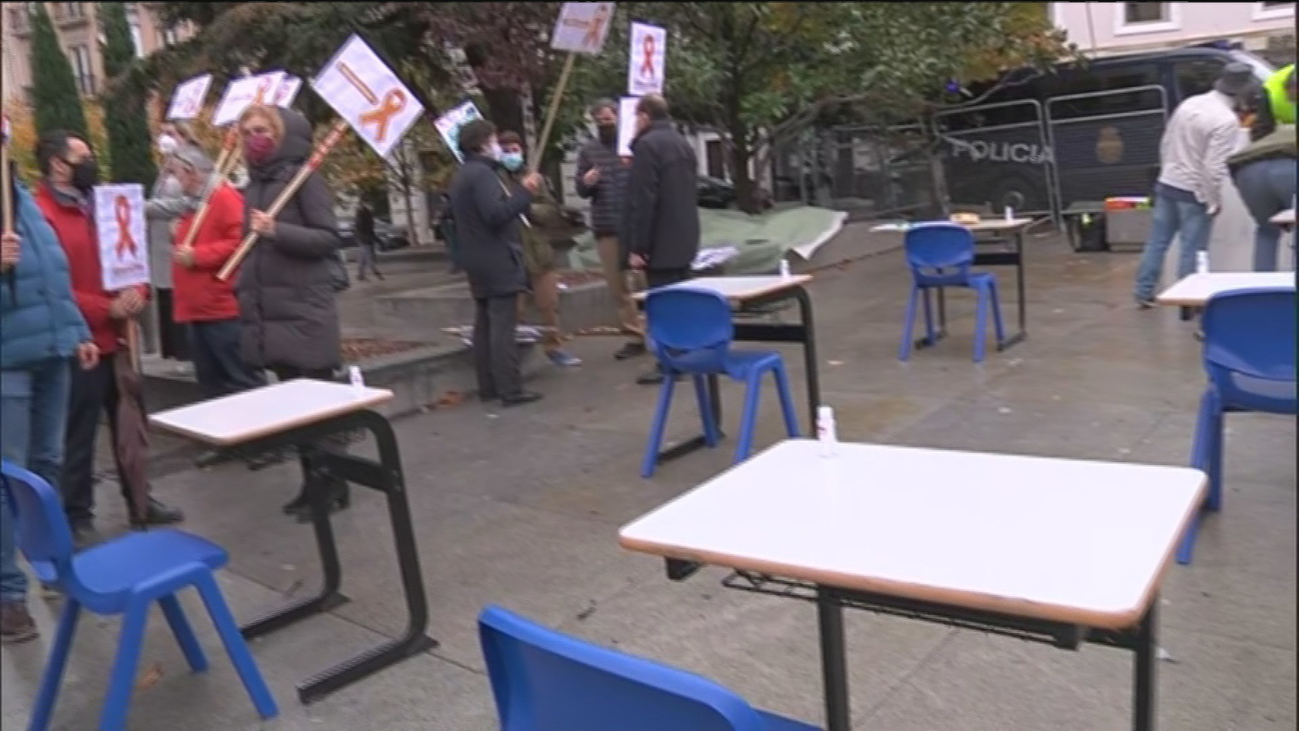 La educación concertada protesta frente al Congreso contra la ley Celaá