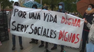 Los vecinos de Carabanchel se manifiestan para pedir más fondos sociales que les ayuden a sobrevivir