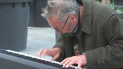 Un pianista se hace viral por seguir tocando en la calle a pesar de los disturbios en Barcelona