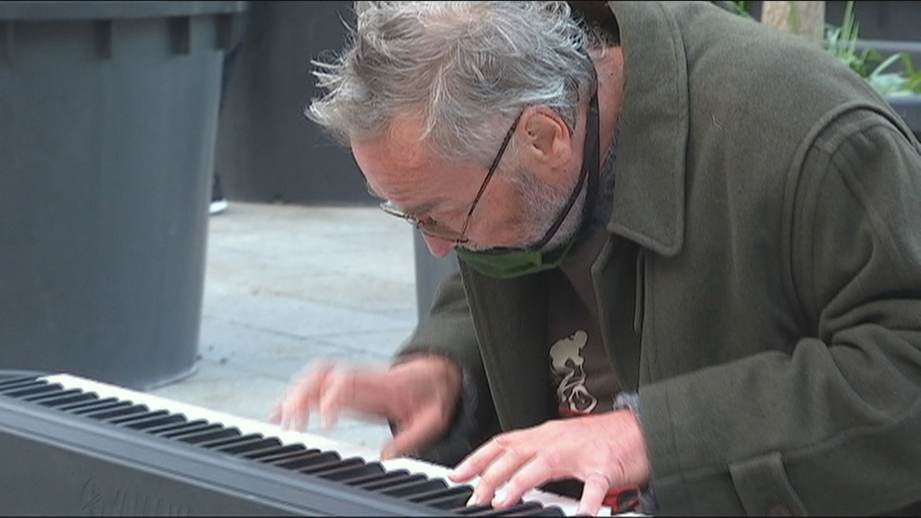Un pianista se hace viral por seguir tocando en la calle a pesar de los disturbios en Barcelona
