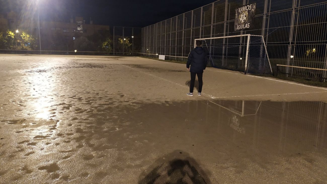 El Águilas del Lucero juega en una 'piscina' cuando llueve