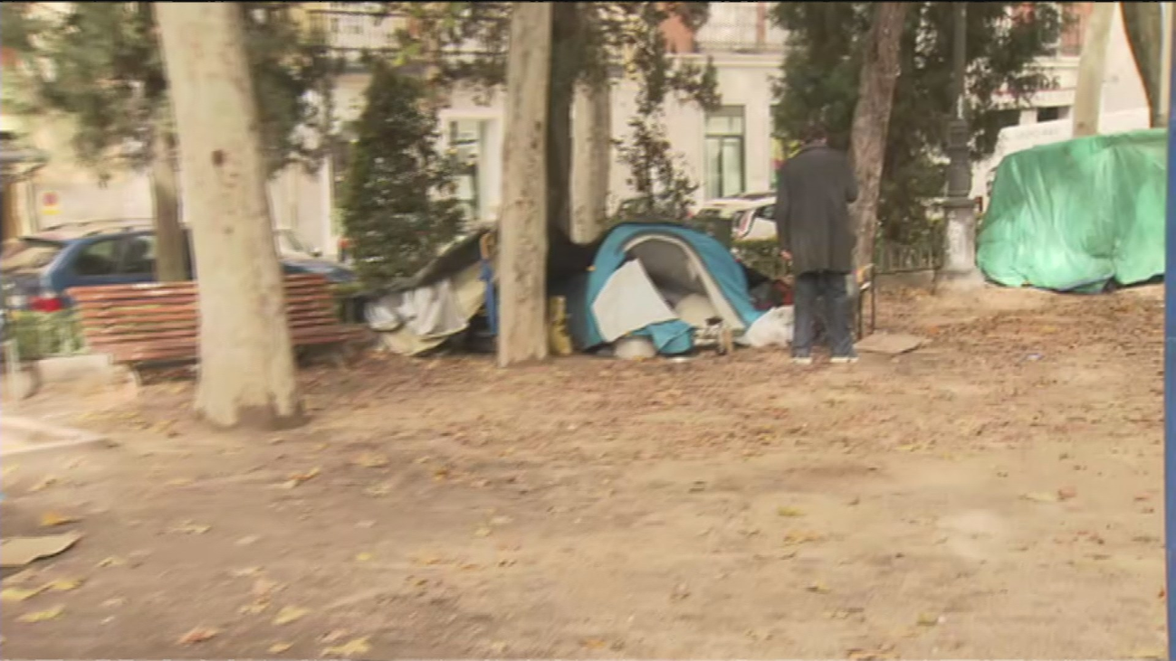 Los indigentes desalojados vuelven pocas horas después a su campamento ilegal en Las Salesas