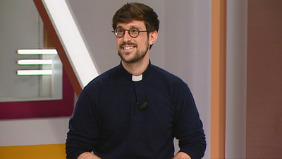 El padre Damián, un cura español que arrasa en Tik Tok