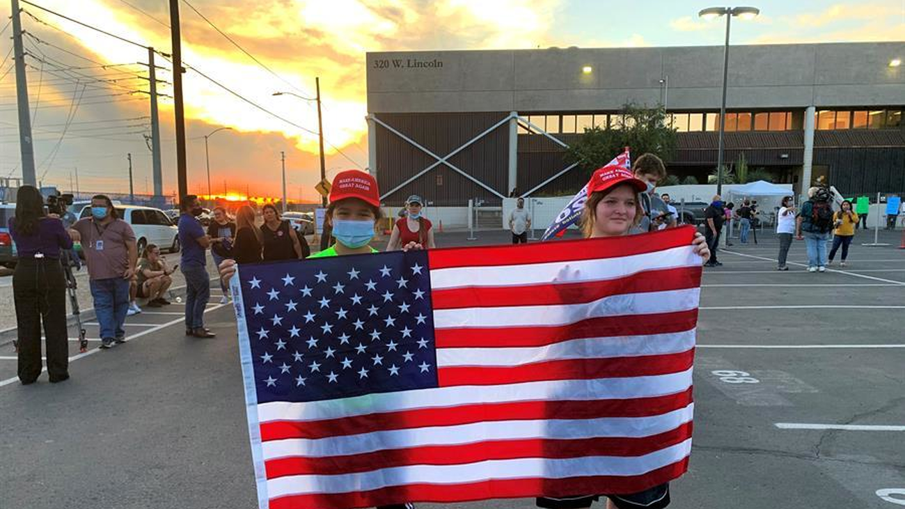 Pensilvania es la clave para la victoria de Biden en EEUU mientras 'cortan' el discurso de Trump