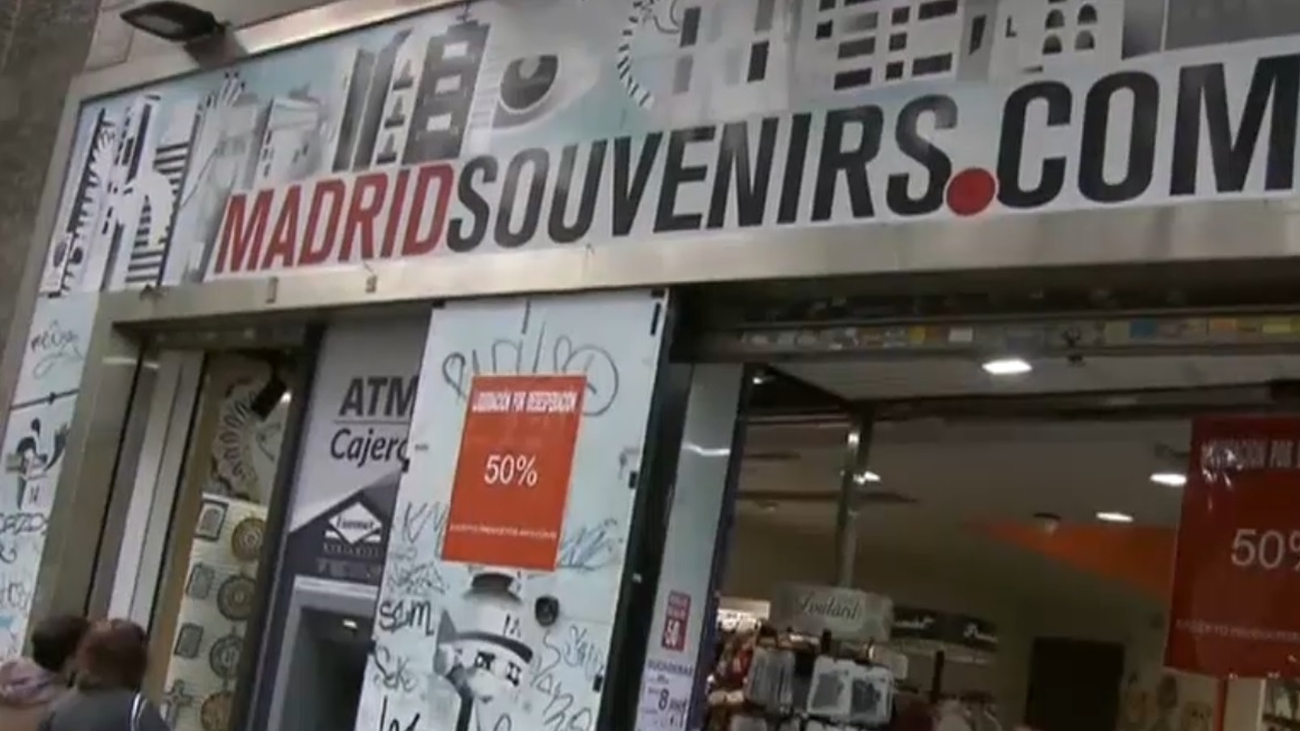 Las tiendas de 'souvenirs' de Madrid abocadas al cierre por la falta de turistas