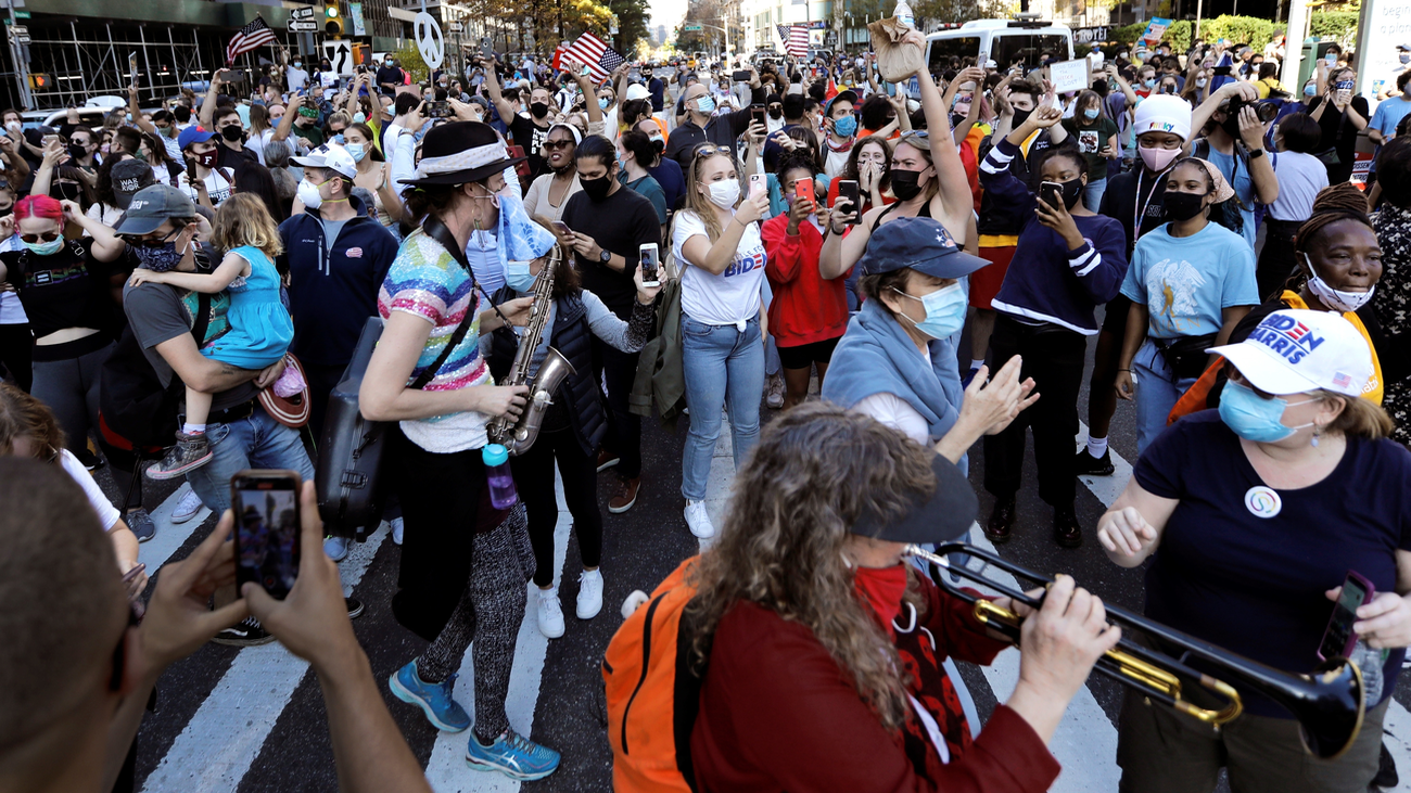La marea azul demócrata llena de fiesta las calles de Estados Unidos